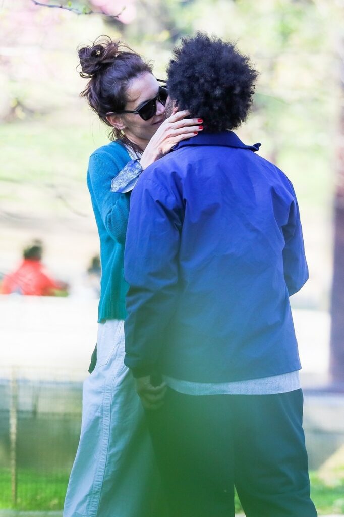 Katie Holmes, se sărută cu Bobby Wooten III, în New York