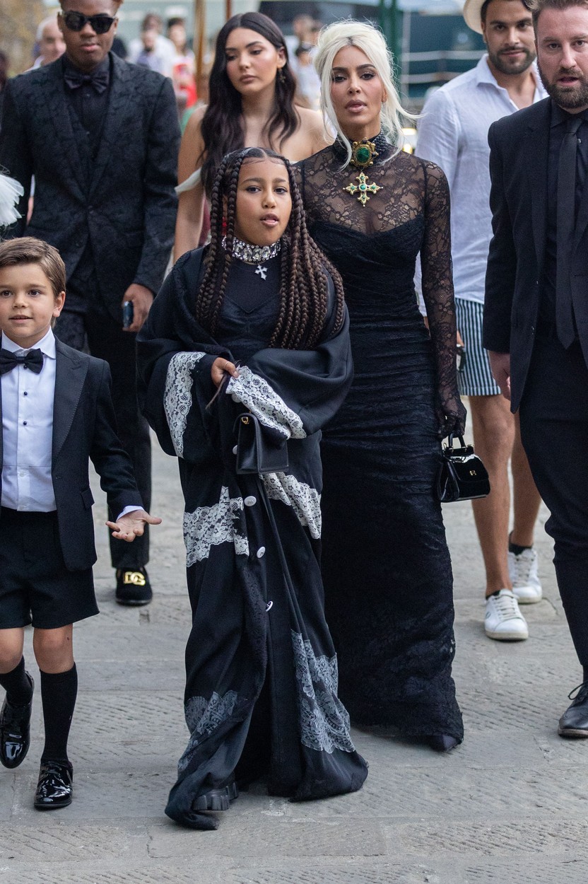 Kim Kardashian, la nunta lui Kourtney Kardashian, îmbrăcată în negru
