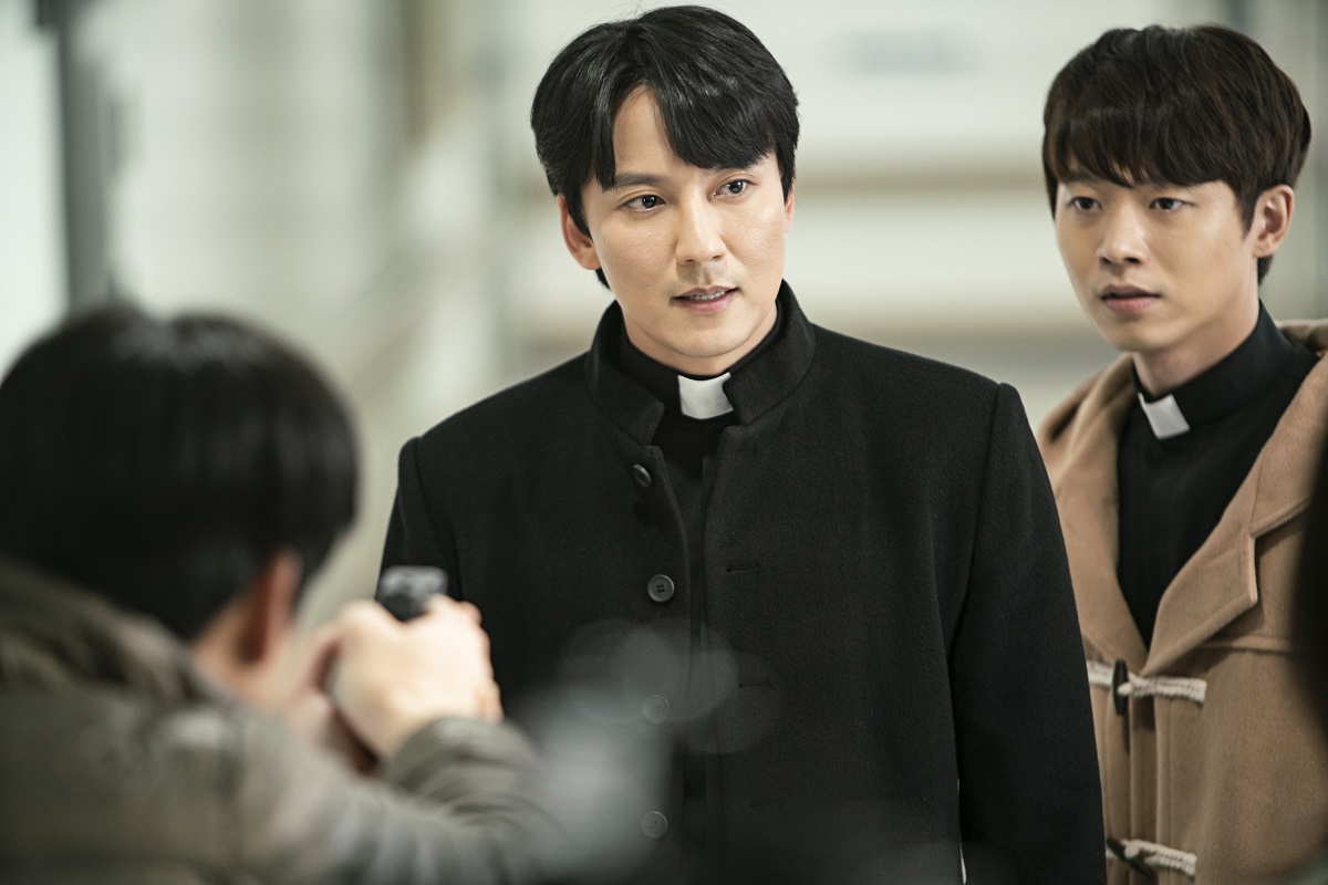 Kim Nam Gil în rolul preotului Kim Hae-Il în serialul The Fiery Priest