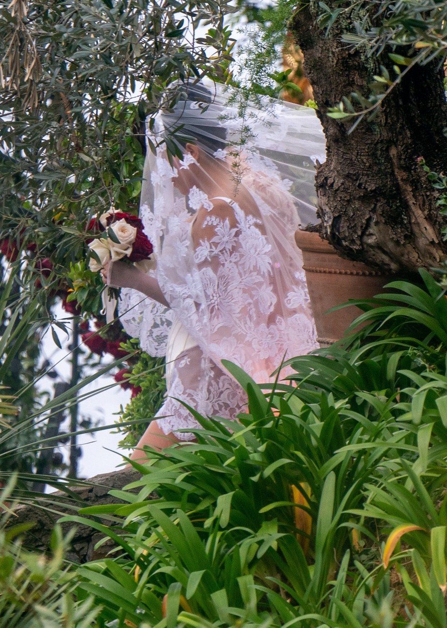 Kourtney Kardashian, cu voalul pe față, la nunta din Portofino