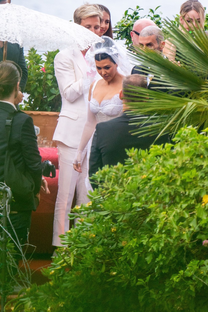 Kourtney Kardashian, într-o rochie de mireasă scurtă