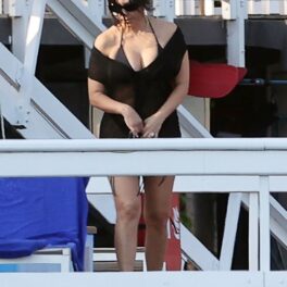 Kourtney Kardashian, în costum de baie, în Italia