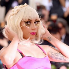 Lady Gaga într-o rochie roz pentru a ilustra una din principalele ținute care au scris istorie la Met Gala de-a lungul timpului