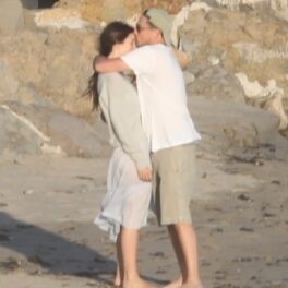 Leonardo DiCaprio în timp ce o sărută pe frunte pe iubita sa, Camila Morrone