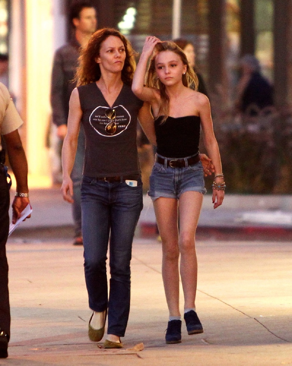 Lily Rose Depp în timp ce se plimbă de mână alături de mama sa, Vanessa Paradis