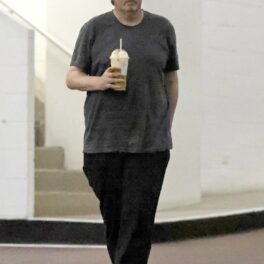 Matthew Perry, fotografiat cu o cafea în mână