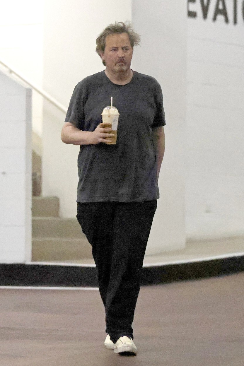 Matthew Perry, fotografiat cu o cafea în mână
