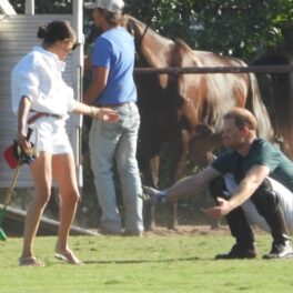 Meghan Markle într-o pereche de pantaloni albi în timp ce joacă polo cu Prințul Harry