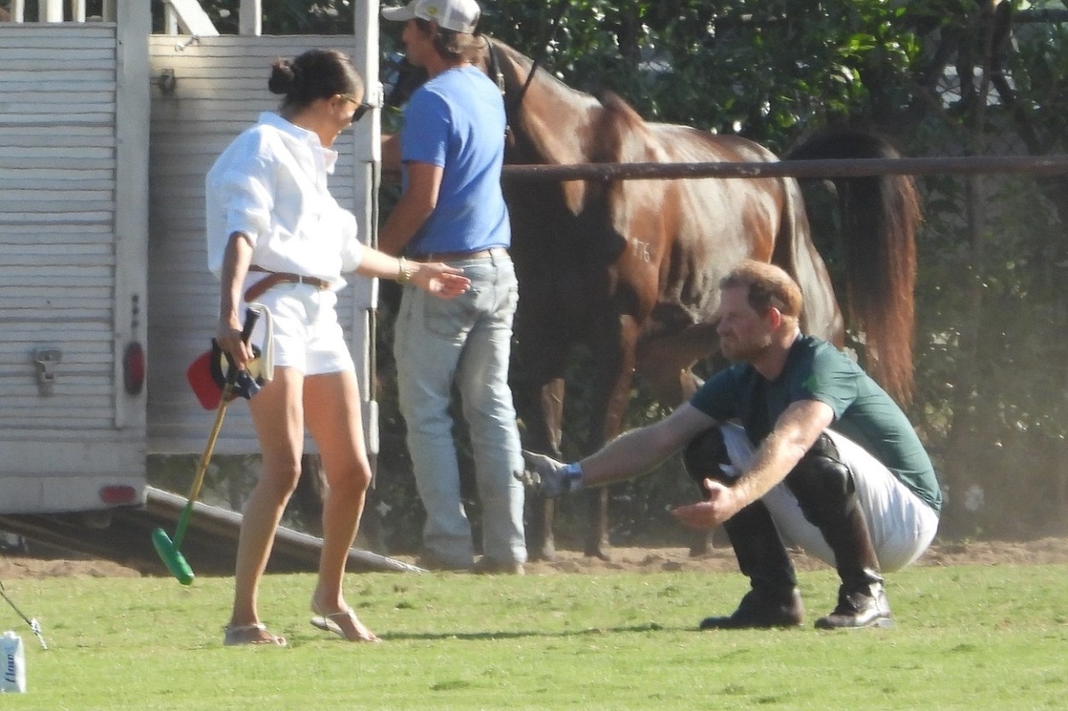 Meghan Markle într-o pereche de pantaloni albi în timp ce joacă polo cu Prințul Harry