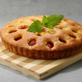 Prăjitură cu căpșuni pe un suport de lemn