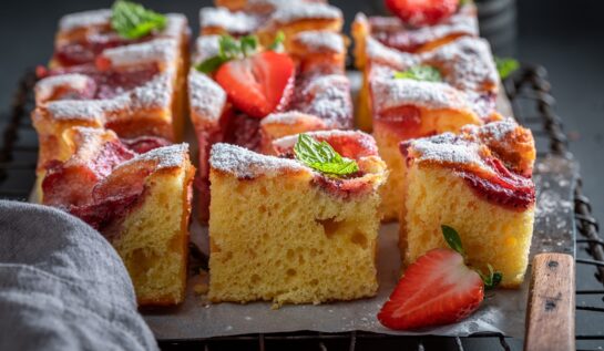 Prăjitură spornică cu căpșuni. Rețetă simplă și ușoară de desert cu fructe