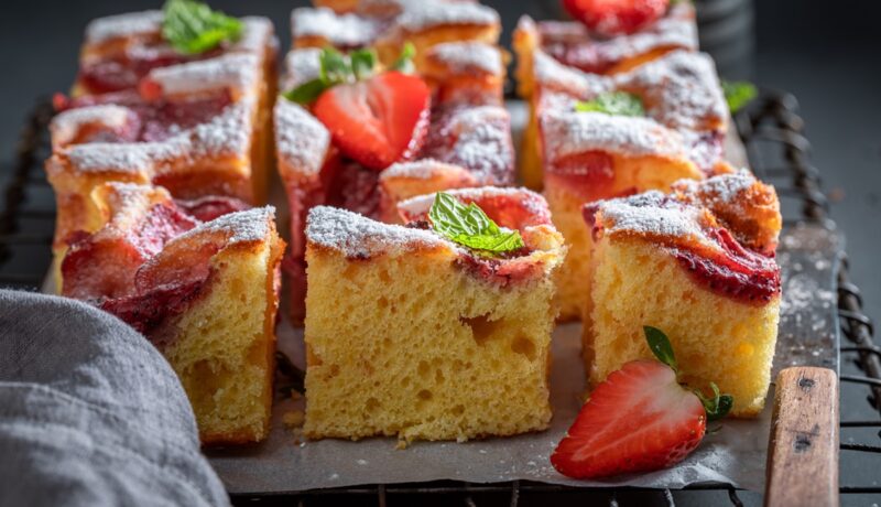 Prăjitură spornică cu căpșuni. Rețetă simplă și ușoară de desert cu fructe