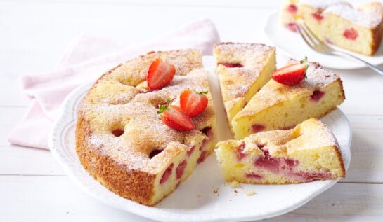 Prăjitură pufoasă cu căpșuni. Desert simplu și delicios