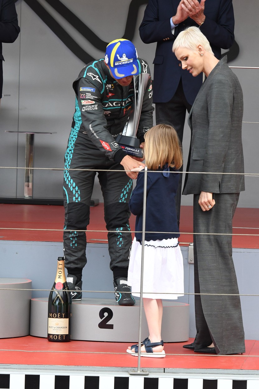 Prințesa Charlene și fiica ei, acordă premiul pilotului de pe locul 2 de la Monaco E-Prix