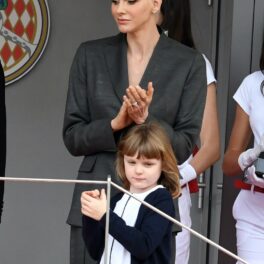 Prințesa Charlene, aplaudă la un eveniment de la Monaco cu piloți de curse