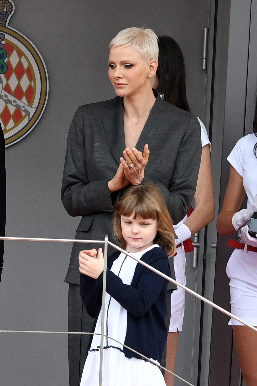 Prințesa Charlene, aplaudă la un eveniment de la Monaco cu piloți de curse