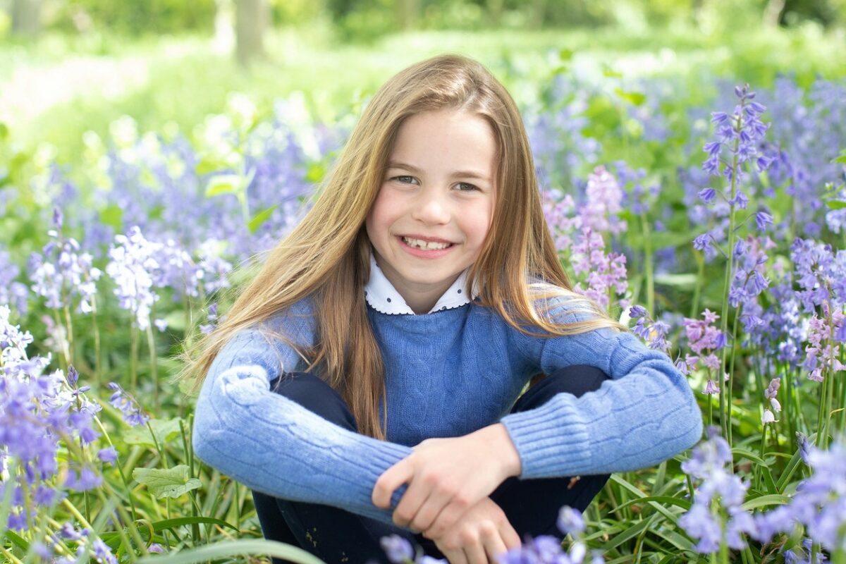 Prințesa Charlotte, pe un câmp plin cu flori și iarbă, într-un portret adorabil