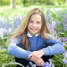 Prințesa Charlotte, pe un câmp plin cu flori și iarbă, într-un portret adorabil