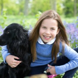 Prințesa Charlotte, cu câinele familiei în brațe, într-un portret adorabil