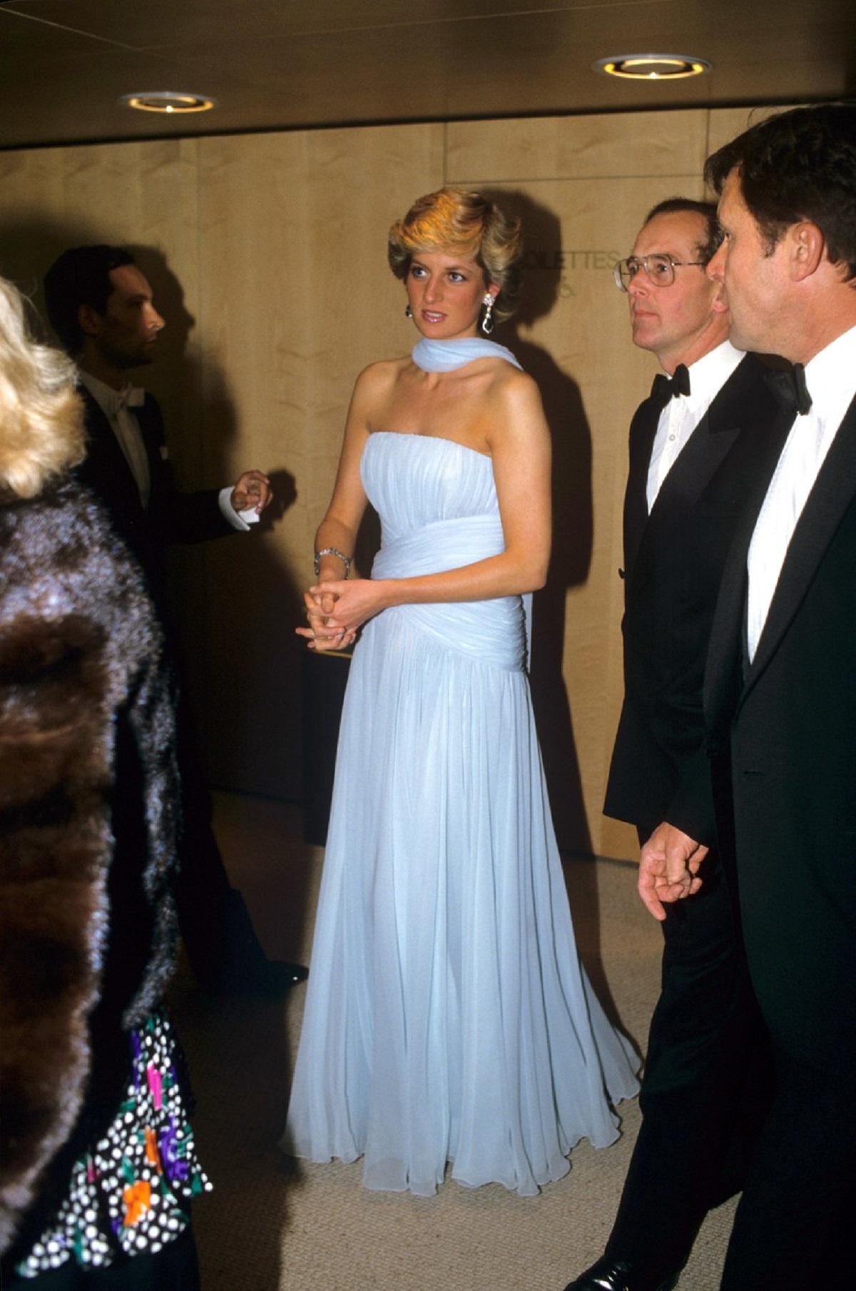 Prințesa Diana într-o rochie albastră în timp ce ia parte la Festivalul de Film de la Cannes 1987