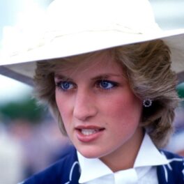 Prințesa Diana într-o cămașî albastră în timpul unei vizite oficiale din Noua Zeelandă