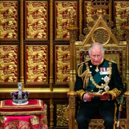 Prințul Charles, în haine de gală, pe un tron al președinților de stat, în Parlamentul Britanic