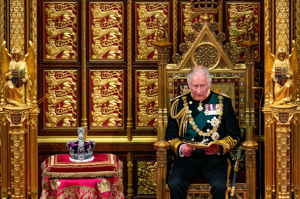 Prințul Charles, în haine de gală, pe un tron al președinților de stat, în Parlamentul Britanic