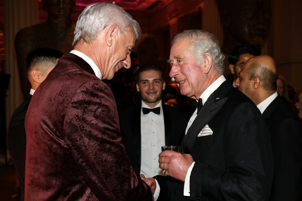 Prințul Charles la un eveniment, cu mâinile umflate și roșii