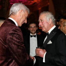 Prințul Charles la un eveniment, cu mâinile umflate și roșii