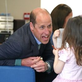 Prințul William, discută cu o fetiță într-un campus din Scoția