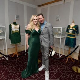 Rebel Wilson a purtat o rochie verde strălucitoare la premiera filmului Senior Year alături de actorul Hugh Sheridan