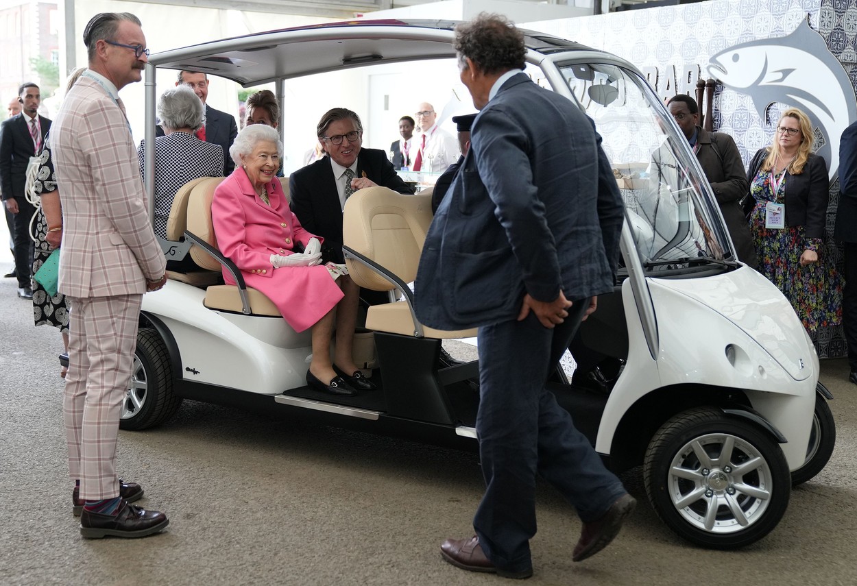Regina Elisabeta a fost transportată la un eveniment cu o mașină de golf
