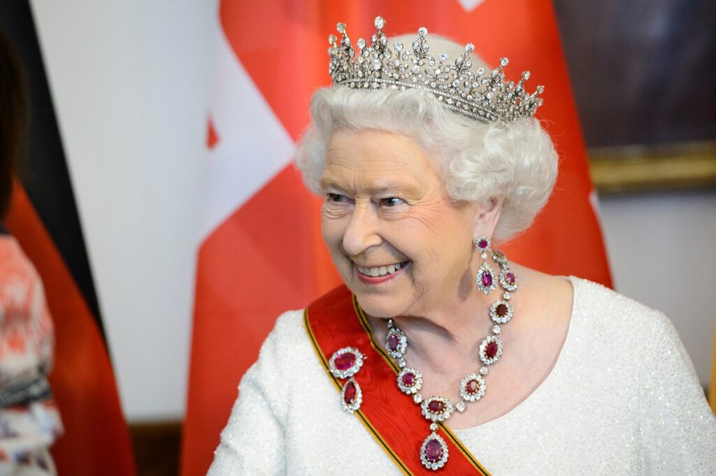 Colecția de bijuterii a Reginei Elisabeta va fi expusă publicului. Evenimentul va celebra Jubileul de Platină al Majestății Sale