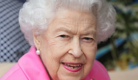 Regina Elisabeta a purtat o ținută roz la un spectacol cu flori. Majestatea Sa a fost plimbată cu o mașină de golf