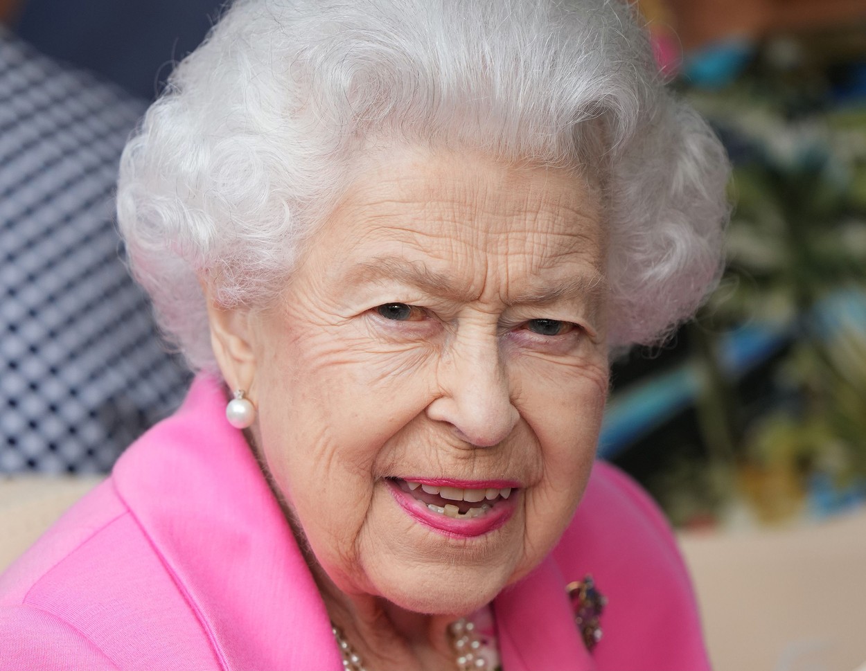 Regina Elisabeta, într-o ținută roz, la un eveniment cu flori
