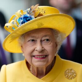Regina Elisabeta îmbrăcată într-un costum galben cu pălărie a vizitat Paddington Station