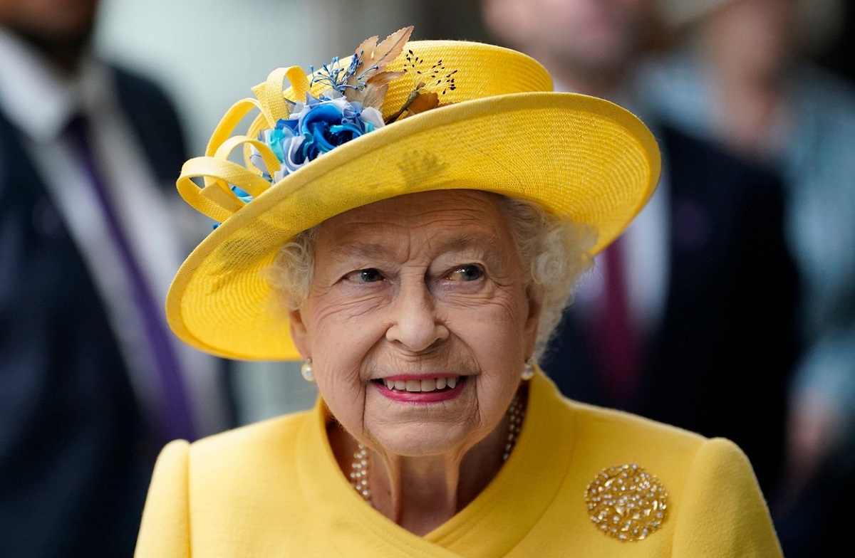 Regina Elisabeta îmbrăcată într-un costum galben cu pălărie a vizitat Paddington Station