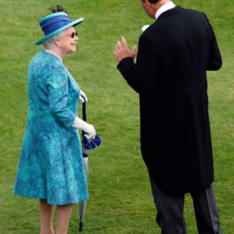 Regina Elisabeta alături de un invitat la petrecerea din grădină de la Palatul Buckngham