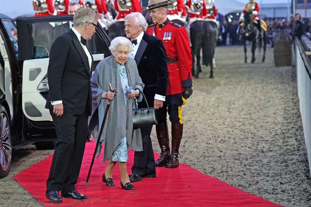 Regina Elisabeta sosește la un spectacol ecvestru organizat în cinstea ei la Castelul Windsor