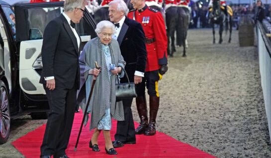 Regina Elisabeta sosește la un spectacol ecvestru organizat în cinstea ei la Castelul Windsor