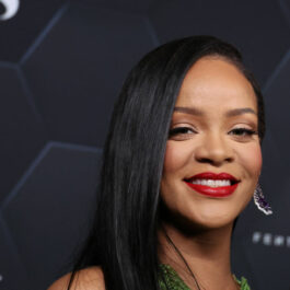 Rihanna, zâmbitoare, la un eveniment Fenty