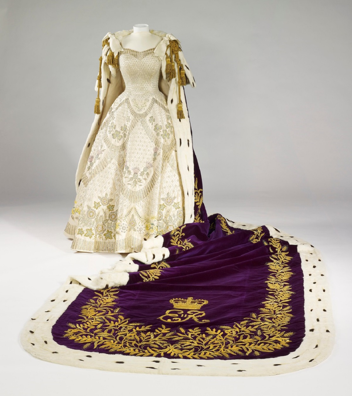 Rochia Albă purtată de Regina Elisabeta în urmă cu 70 de ani în ziua încoronării sale