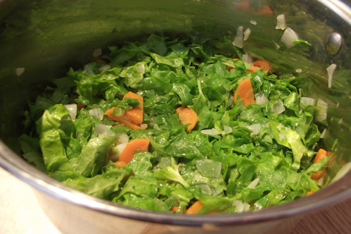 Salată verde tocată în oală, cu ceapă și morcovi