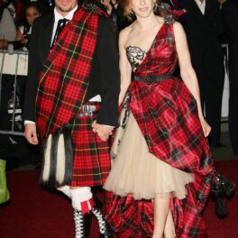 Sarah Jessica Parker alături de Alexander McQueen în timp ce pozează pe covorul roșu la Met Gala 2006