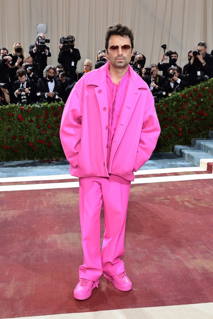 Sebastian Stan într-un costum roz în timp ce pozează pe covorul roșu la Met Gala 2022