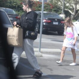 Selena Gomez, alături de sora mai mică, la cumpărături