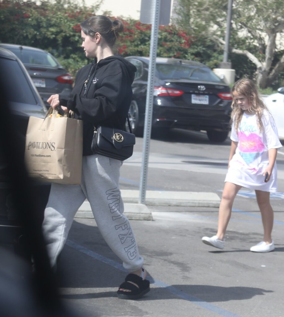 Selena Gomez, alături de sora mai mică, la cumpărături