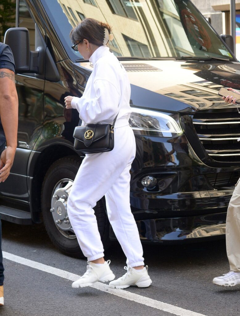 Selena Gomez, coboară din mașină, într-un trening alb, în New York