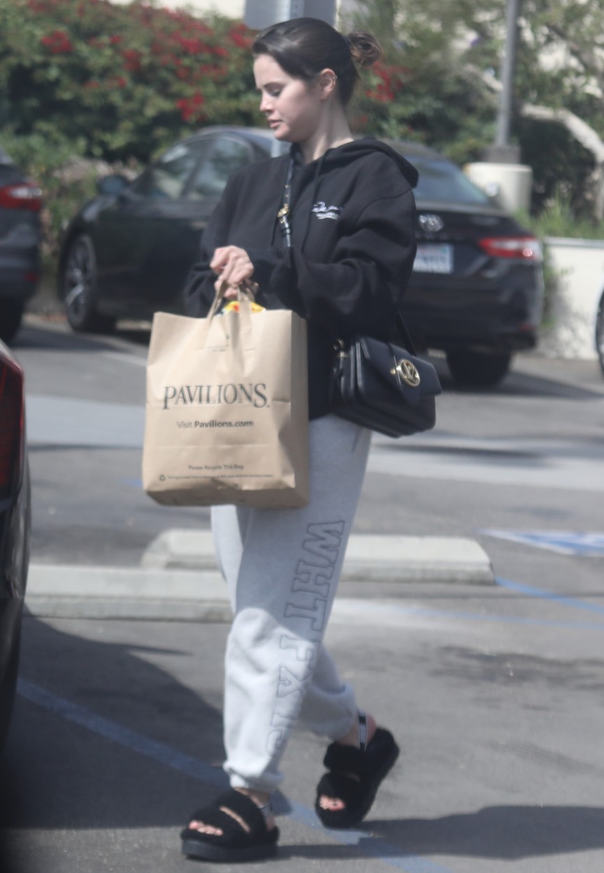 Selena Gomez, în haine sport, la cumpărături