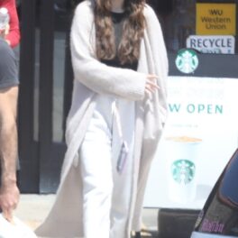 Selena Gomez a fost surprinsă într-o ținută casual cu top negru și pantaloni albi pe străzile din Malibu